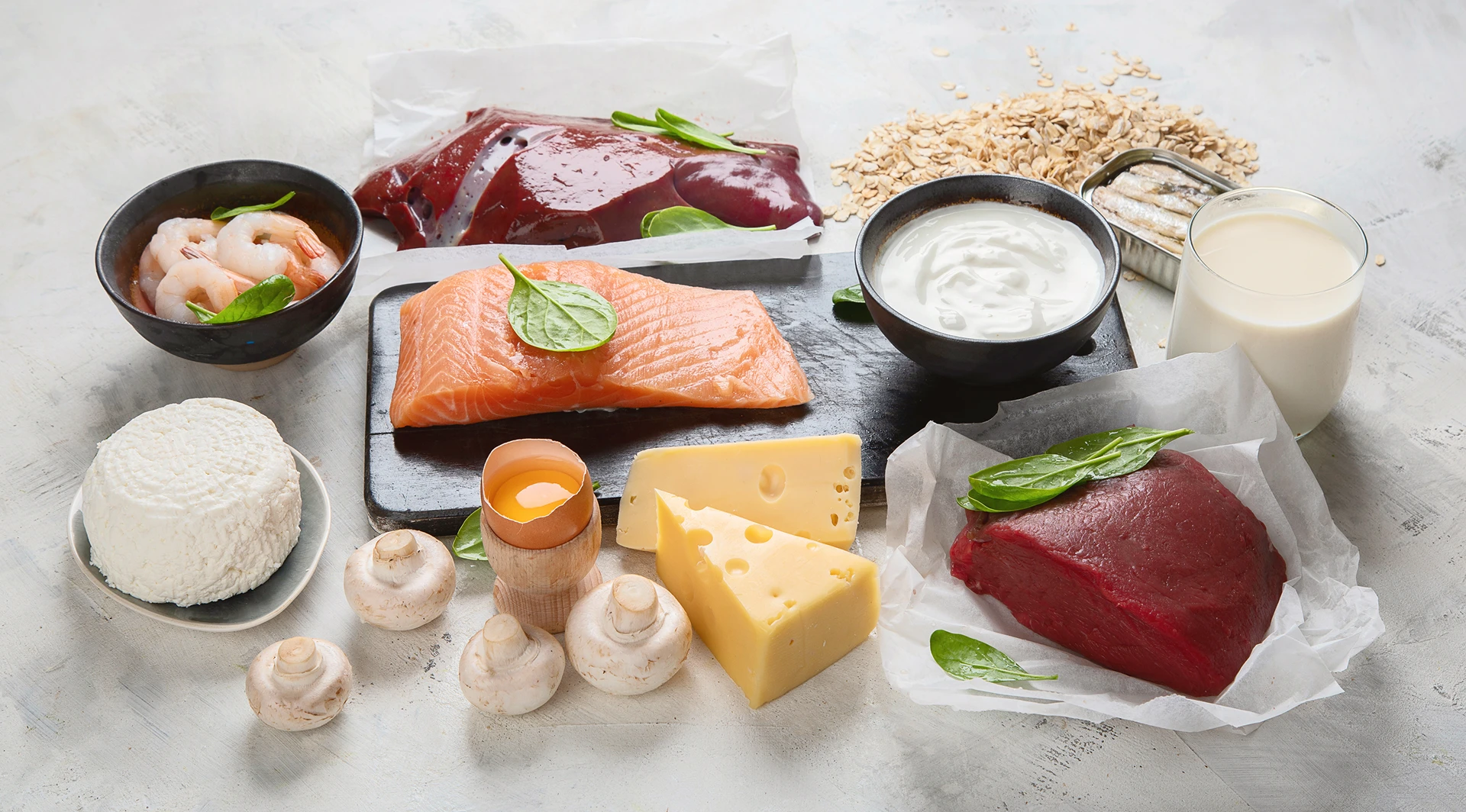 Aliments riches en protéines : saumon, viande, fromage, yaourt, œufs et crevettes